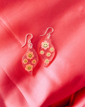 Load image into Gallery viewer, Pink Smiley Daisy Nichelle Earrings