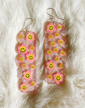 Load image into Gallery viewer, Pink Smiley Daisy Lucrezia Earrings