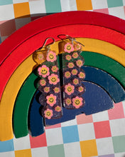 Load image into Gallery viewer, Pink Smiley Daisy Lucrezia Earrings