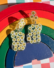 Load image into Gallery viewer, Smiley Daisy Lacey Earrings