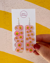 Load image into Gallery viewer, Pink Smiley Daisy Lucrezia Earrings
