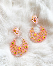 Load image into Gallery viewer, Pink Smiley Daisy Tatiana Earrings
